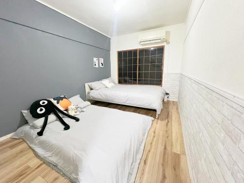 a small room with two beds and a window at 高田馬場4分 最大7人 02 in Tokyo