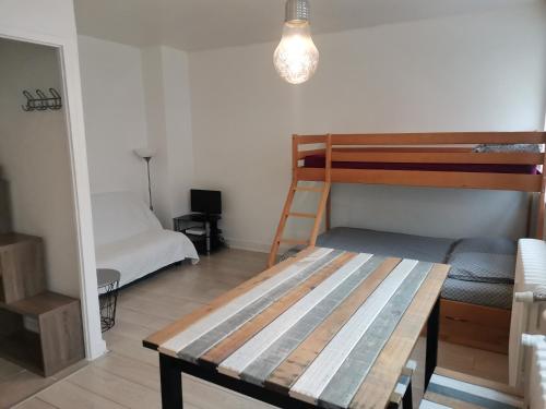 une chambre avec un lit superposé et une table dans l'établissement Studio Cours Emile Zola Métro République, à Villeurbanne