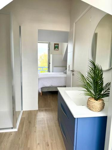 une salle de bain avec un lavabo et une chambre avec un lit dans l'établissement Face Mer Villa Le Ker Breton, à Pornichet