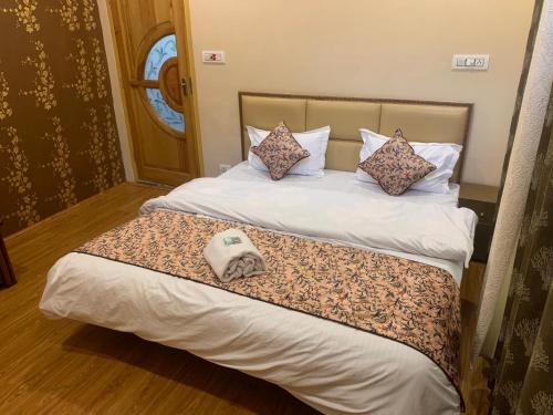 Łóżko lub łóżka w pokoju w obiekcie Faizzy's residency