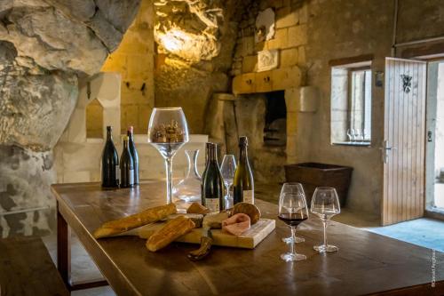- une table avec des bouteilles de vin et des verres à vin dans l'établissement Domaine Beaumont, à Distré
