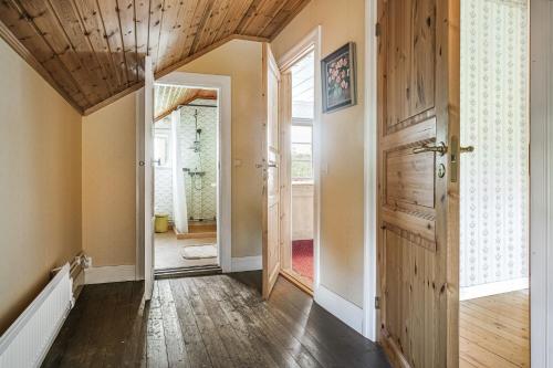 pasillo abierto con puerta de madera y techo de madera en Charming and rural cottage in Ockelbo, en Ockelbo