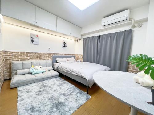 东京Ikebukuro Sugamo 最大4人B5的客厅里有一张沙发和一张桌子。