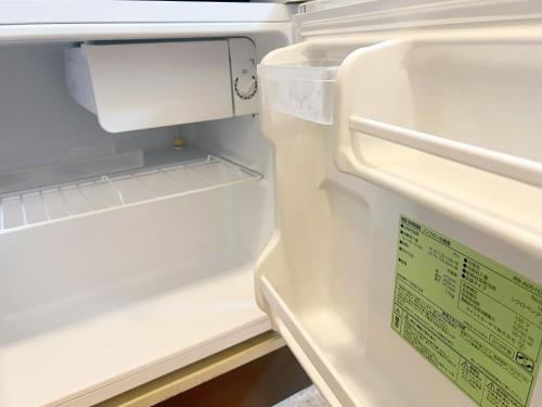 东京Ikebukuro Sugamo 最大4人B5的一个打开的冰箱，上面有标志