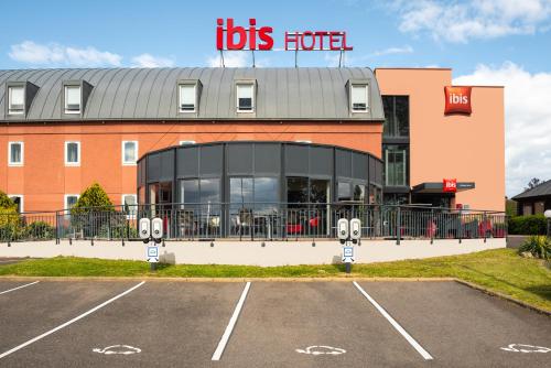 arets hotel with a parking lot in front of it at ibis Chalon Sur Saone Nord in Chalon-sur-Saône