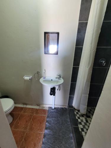 Ένα μπάνιο στο 29B Zebra Street - InHimwe Guesthouse