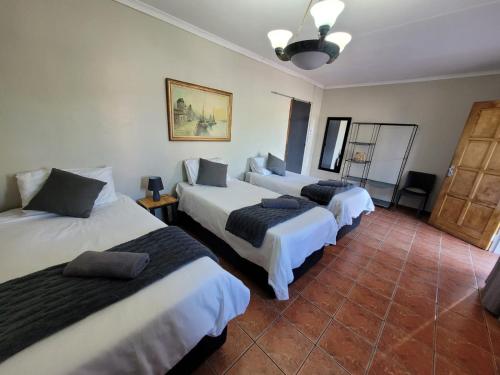 波羅克瓦尼的住宿－29B Zebra Street - InHimwe Guesthouse，一间房间,有三张床