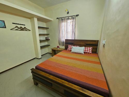 Giường trong phòng chung tại SHI's Ganga 2BHK in GN Mills, Ganga Hospital, Women's Care Coimbatore