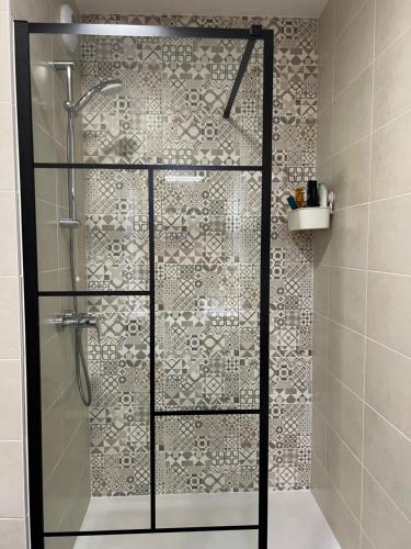 une douche avec une porte vitrée dans une salle de bain dans l'établissement Brand new flat near Paris and public transports, à Le Perreux-Sur-Marne