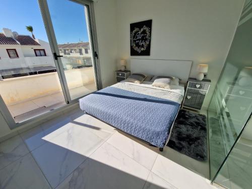 Katil atau katil-katil dalam bilik di Modern Villa with Private Pool near Golf Courses