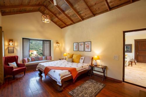 Un dormitorio con una cama y un sofá y una ventana. en An extraordinary 6-Bedroom Bungalow in Barlowganj, Mussoorie, en Mussoorie