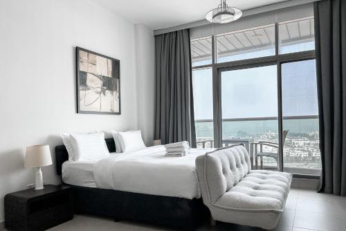 ドバイにあるStoneTree - Furnished Studio - Amazing Viewのベッドルーム1室(ベッド1台、椅子、窓付)