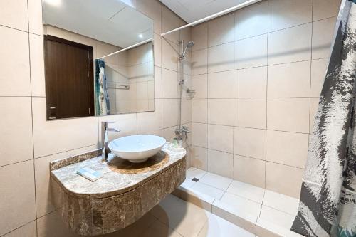 ein Bad mit einem Waschbecken und einem Spiegel in der Unterkunft StoneTree - Furnished Studio - Amazing View in Dubai