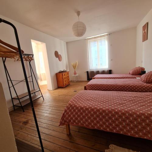 Giường trong phòng chung tại La calaisienne