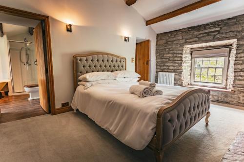 A bed or beds in a room at The Green Dragon at Hardraw