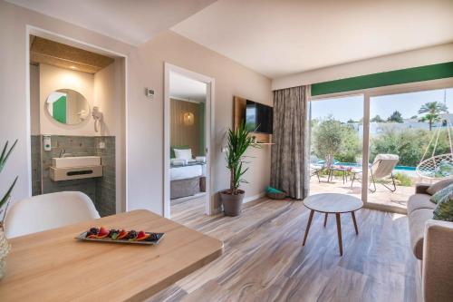 un soggiorno con divano e tavolo di MarSenses Natura Olea Hotel a Cala d´Or