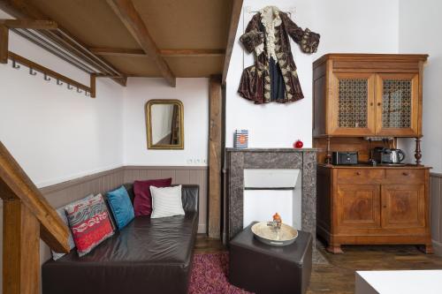 un salon avec un canapé et une cheminée dans l'établissement Le Petit Mont by Cocoonr, à Rennes