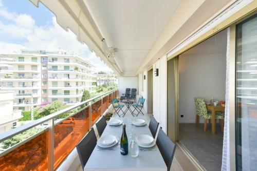 un balcon avec une table et des chaises dessus dans l'établissement Renovated 1Br apartment terrace walk to beach, à Cannes