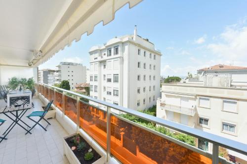 un balcon avec vue sur un immeuble dans l'établissement Renovated 1Br apartment terrace walk to beach, à Cannes