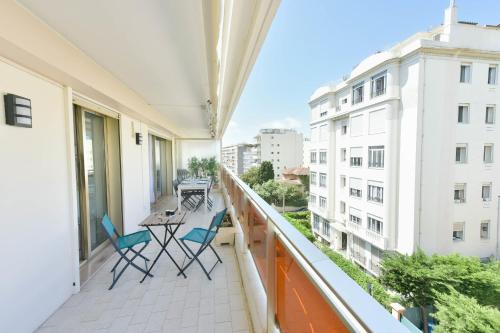 Renovated 1Br apartment terrace walk to beach