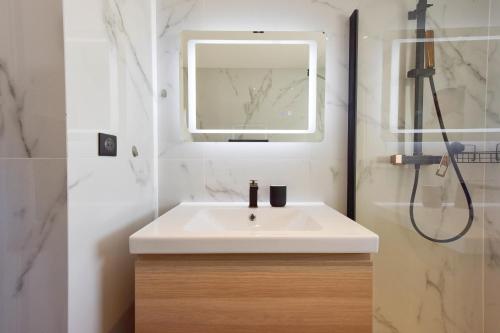 Renovated 1Br apartment terrace walk to beach