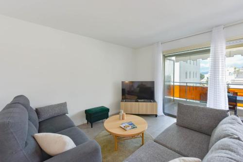 Renovated 1Br apartment terrace walk to beach