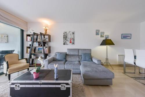 un salon avec un canapé et une table dans l'établissement 2-Br quiet location near the beach, à Cannes