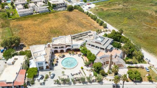 an aerial view of a building with a pool at Li Mango in Tigaki