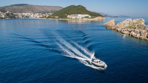 un barco en medio de un cuerpo de agua en Palace Natali, en Dubrovnik