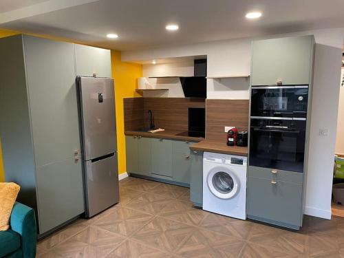 Kuchyň nebo kuchyňský kout v ubytování Bel appartement paisible - 4 Chambres - 2 Salles de Bain - Paris et Orly à 20 Minutes