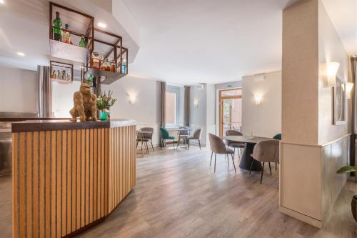 a living room with a counter and a dining room at Pace 1954 Hotel in Arco