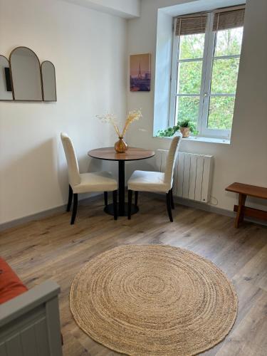 un salon avec une table et des chaises dans l'établissement Green view studio, à Couzon-au-Mont-dʼOr