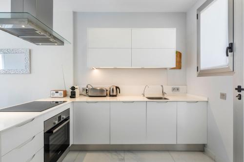 Dapur atau dapur kecil di Modern Villa with Private Pool near Golf Courses