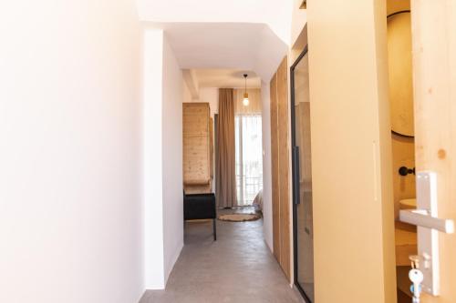 a hallway with white walls and a door to a room at Li Mango in Tigaki