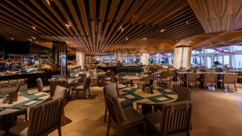 un restaurante con mesas y sillas y un bar en Intercontinental Shenzhen Dameisha Resort, an IHG Hotel, en Shenzhen