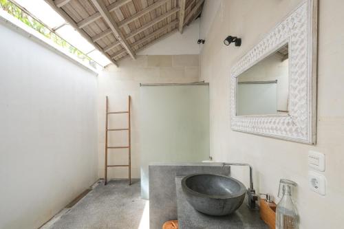 a bathroom with a sink and a mirror on the wall at Villa Alexandra Bingin in Uluwatu
