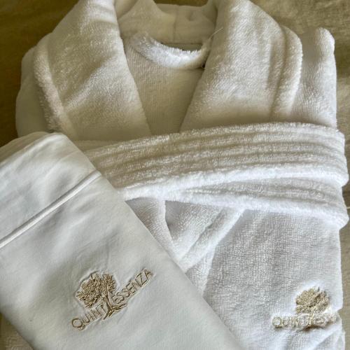 deux serviettes blanches avec des croix dessus dans l'établissement Quintessenza Casa in Ajaccio, à Ajaccio