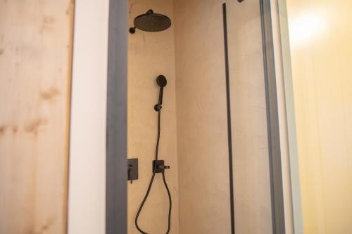 a shower in the corner of a room at Li Mango in Tigaki