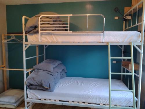 Toyako Guest House Ponkotan tesisinde bir ranza yatağı veya ranza yatakları