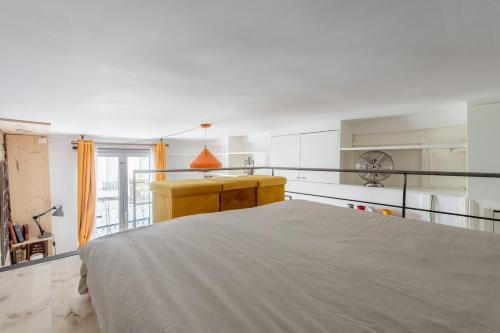 une chambre avec un grand lit et une fenêtre dans l'établissement Géranimus CLERY: Heart of Paris, à Paris