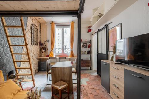 un petit appartement avec un grenier aménagé avec un salon dans l'établissement Géranimus CLERY: Heart of Paris, à Paris