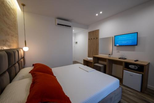 Una televisión o centro de entretenimiento en Hotel Flori