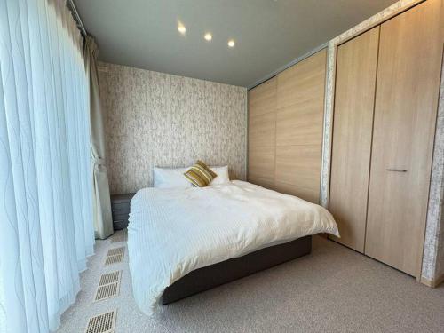 Una cama o camas en una habitación de Akikawa Koshi 4