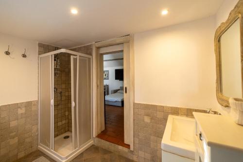 uma casa de banho com um chuveiro e um lavatório. em Cottage Pura Vigna immerso nella natura vicino al mare em Porto Santo Stefano