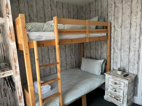 Bunk bed o mga bunk bed sa kuwarto sa Shore Lodge