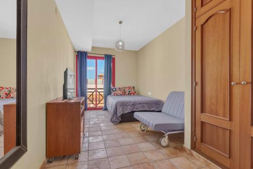 una camera con un letto e una TV di Precioso Triple en Jandía Beach a Morro del Jable