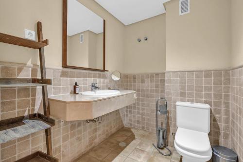 un bagno con lavandino e WC di Precioso Triple en Jandía Beach a Morro del Jable