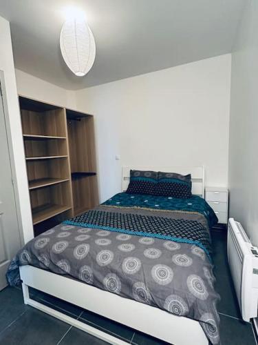 une chambre avec un grand lit dans une pièce dans l'établissement Le petit Narbonnais à 4min à pied de la gare, à Narbonne