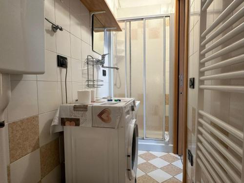 a small bathroom with a refrigerator and a sink at Welc-ōM Prà Conselve in Conselve