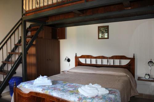 una camera da letto con un letto a soppalco con asciugamani sopra di La Dimora del Passato B&B a Castellone